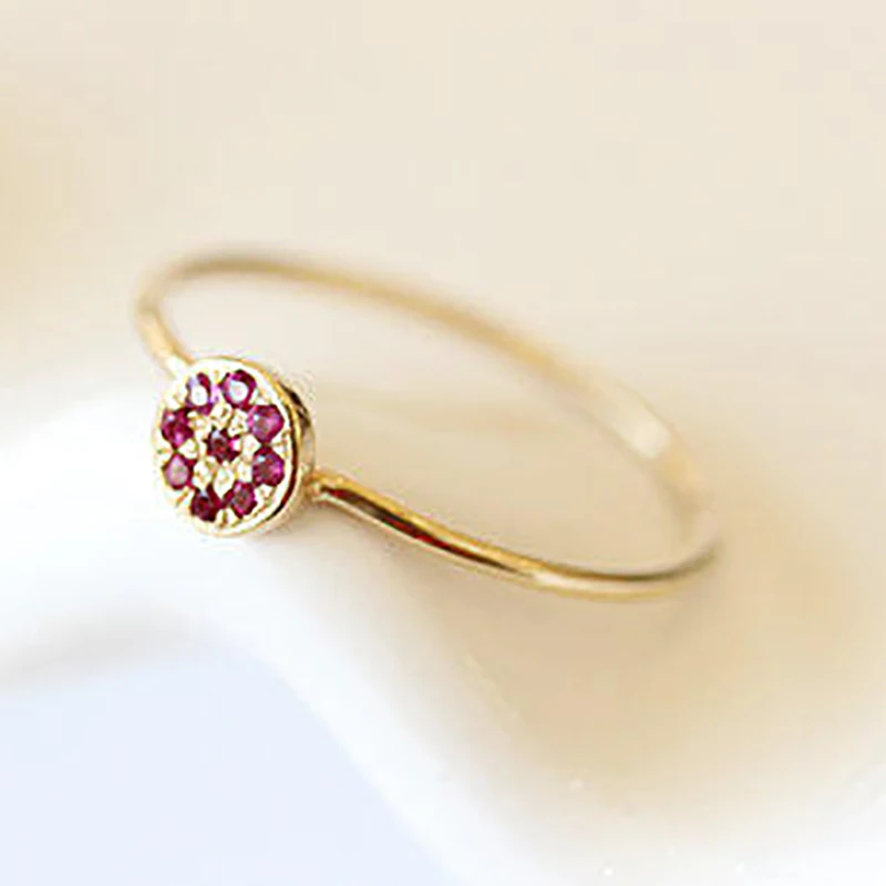 Женское кольцо с красным камнем тонкое золотого цвета цветком | Украшения и