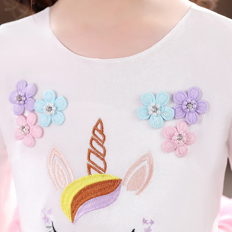 Детское платье с радужным единорогом и вышивкой длиной до колена |