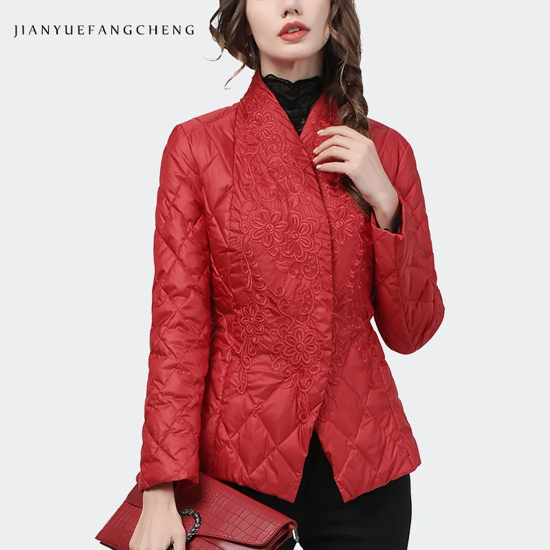 

Модный пуховик с вышивкой, Женская приталенная теплая красная короткая парка в китайском стиле, новинка зимы 2020, легкое Стеганое пальто на утином пуху