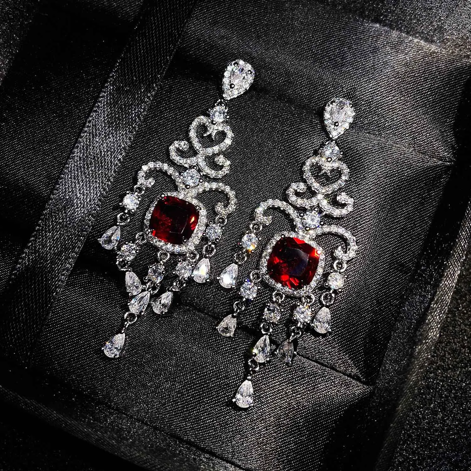 

Fashion Boho Shining Micro-inlaid Red Zircon Tassel Dangle Earrings For Women Design Luxury Jewelry High Quality Wedding Jewelry