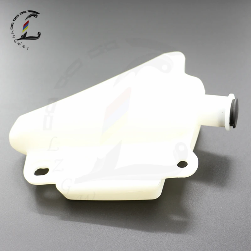 Мотоцикл после рынка охлаждающей жидкости над потоком бутылки перелива