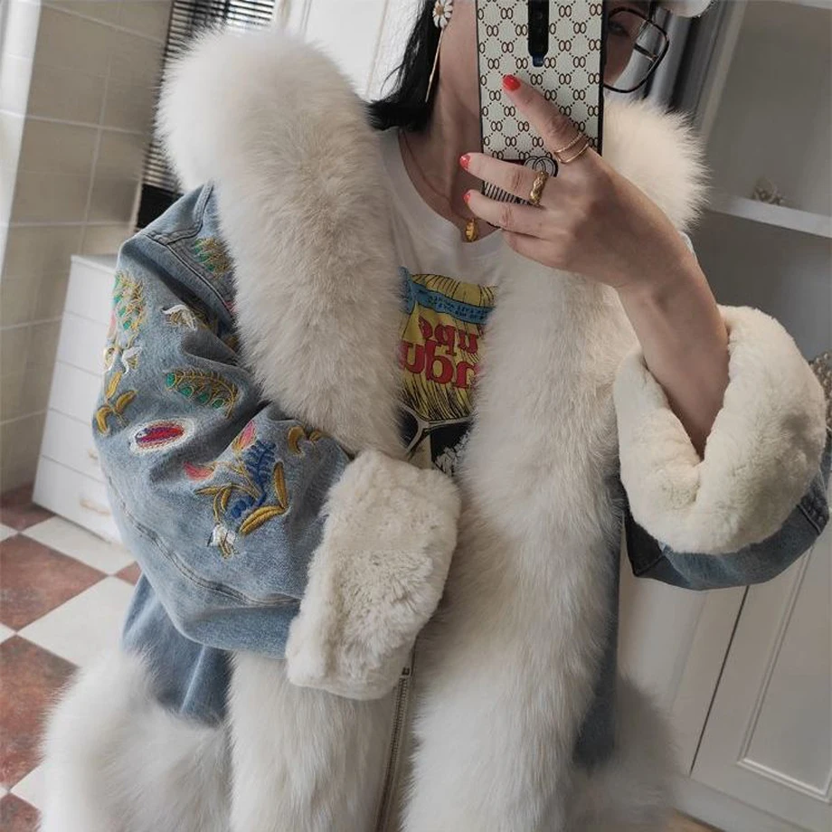 Вышитая джинсовая куртка с капюшоном и мехом 2020 Женская Зимняя Новая меховая