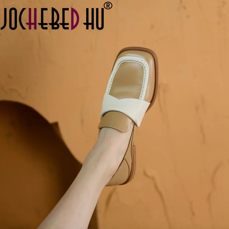 

【JOCHEBED HU】2021new leather thick heel all-match elegant and extravagant triangle decoration full-size women's single shoes