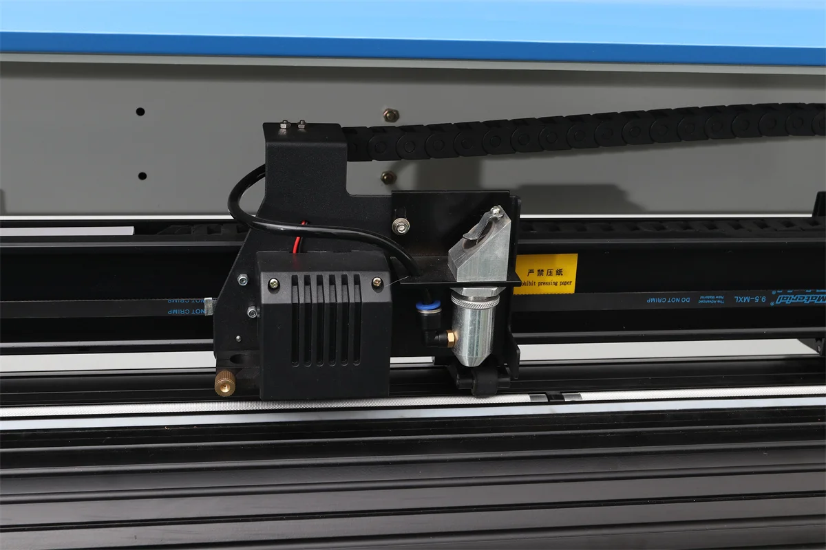 Лазерный режущий плоттер размером 980 мм с автоматическим контурным шаговым