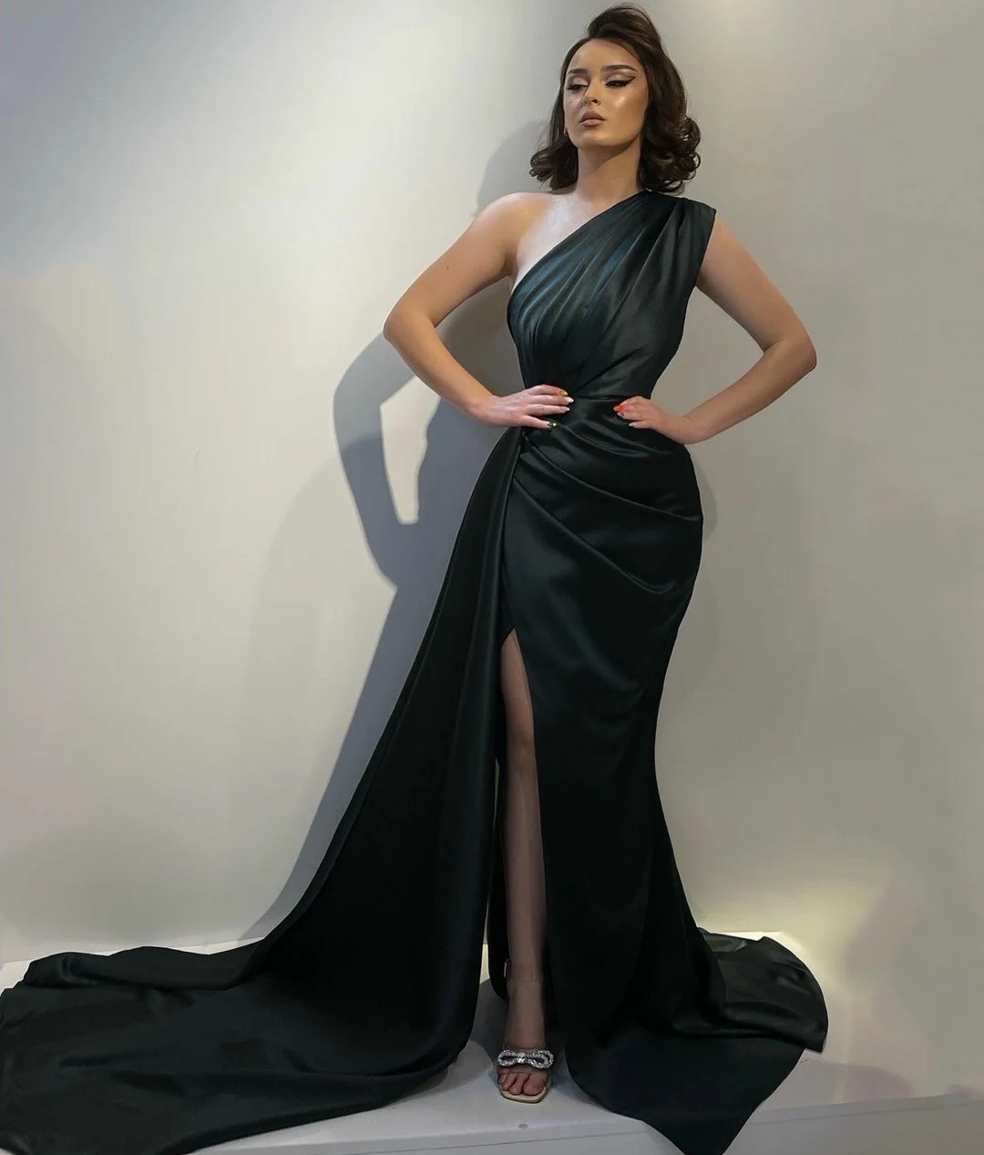 

Соблазнительные длинные плиссированные вечерние платья на одно плечо с разрезом и юбкой-годе, атласные халаты на молнии сзади, свадебное платье для женщин