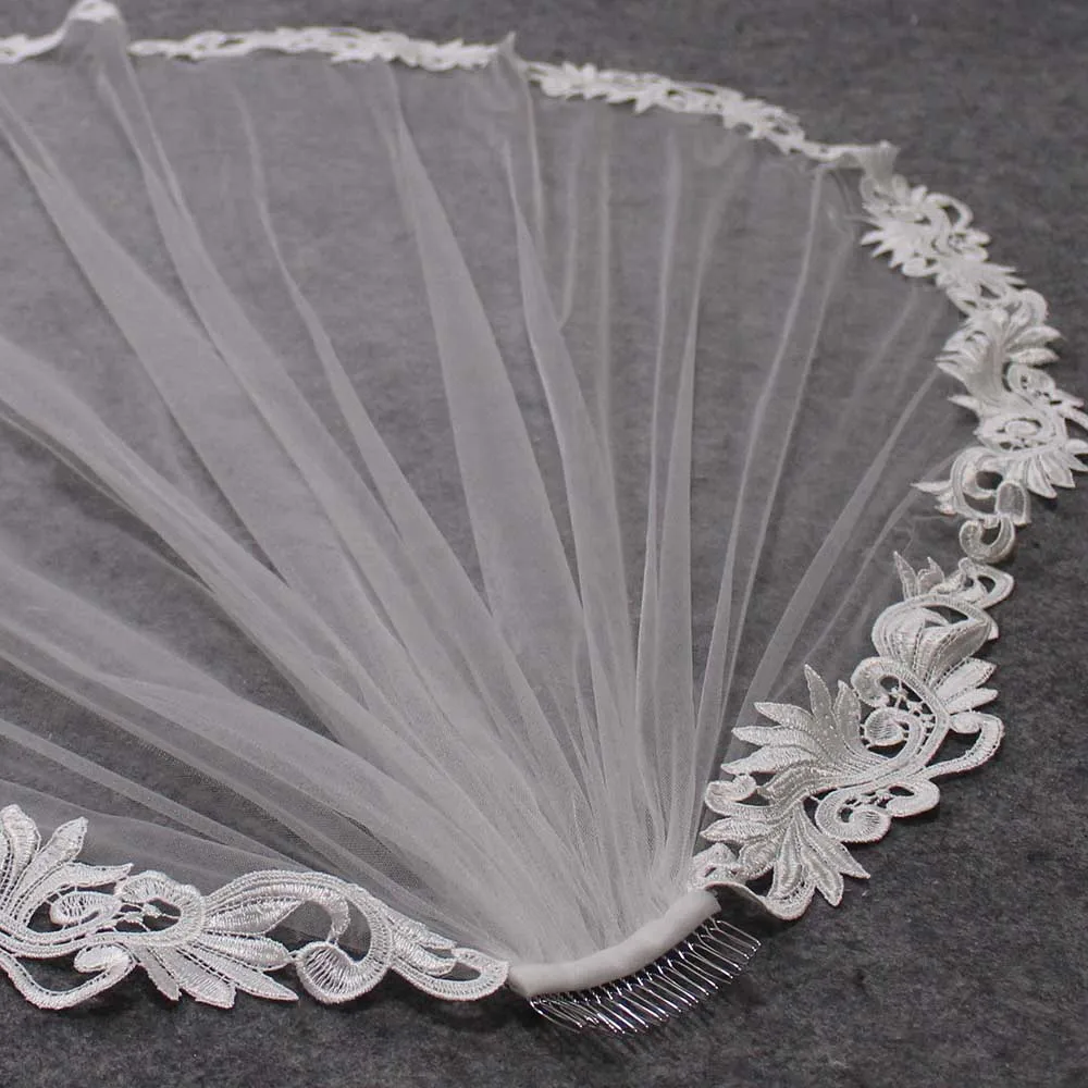 Фата свадебная короткая с гребнем элегантная кружевная 1 метр цвета слоновой