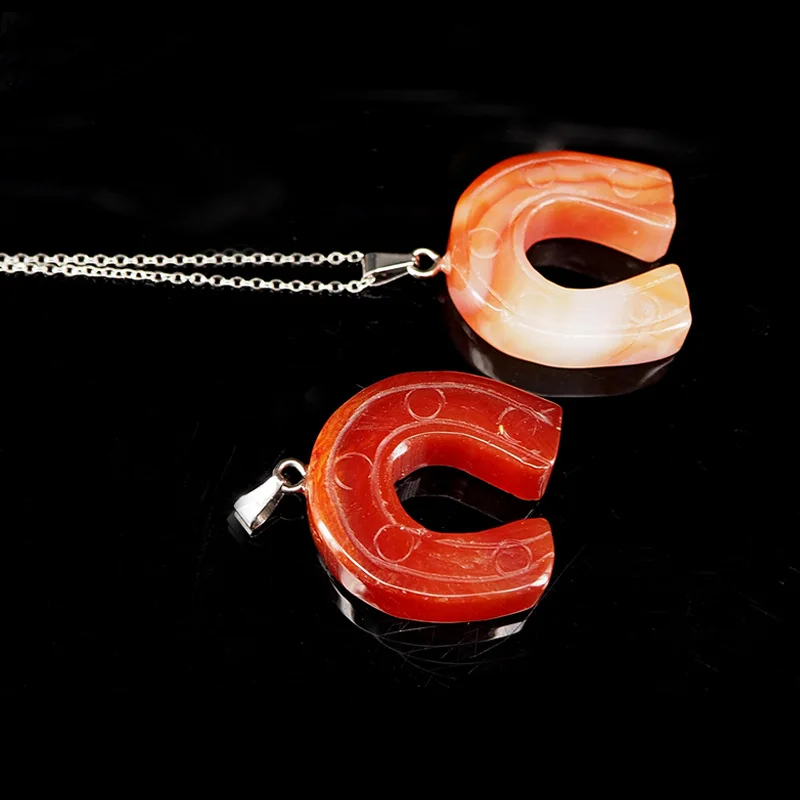 Ожерелье с подковой из натурального кристалла и полудрагоценного камня резной