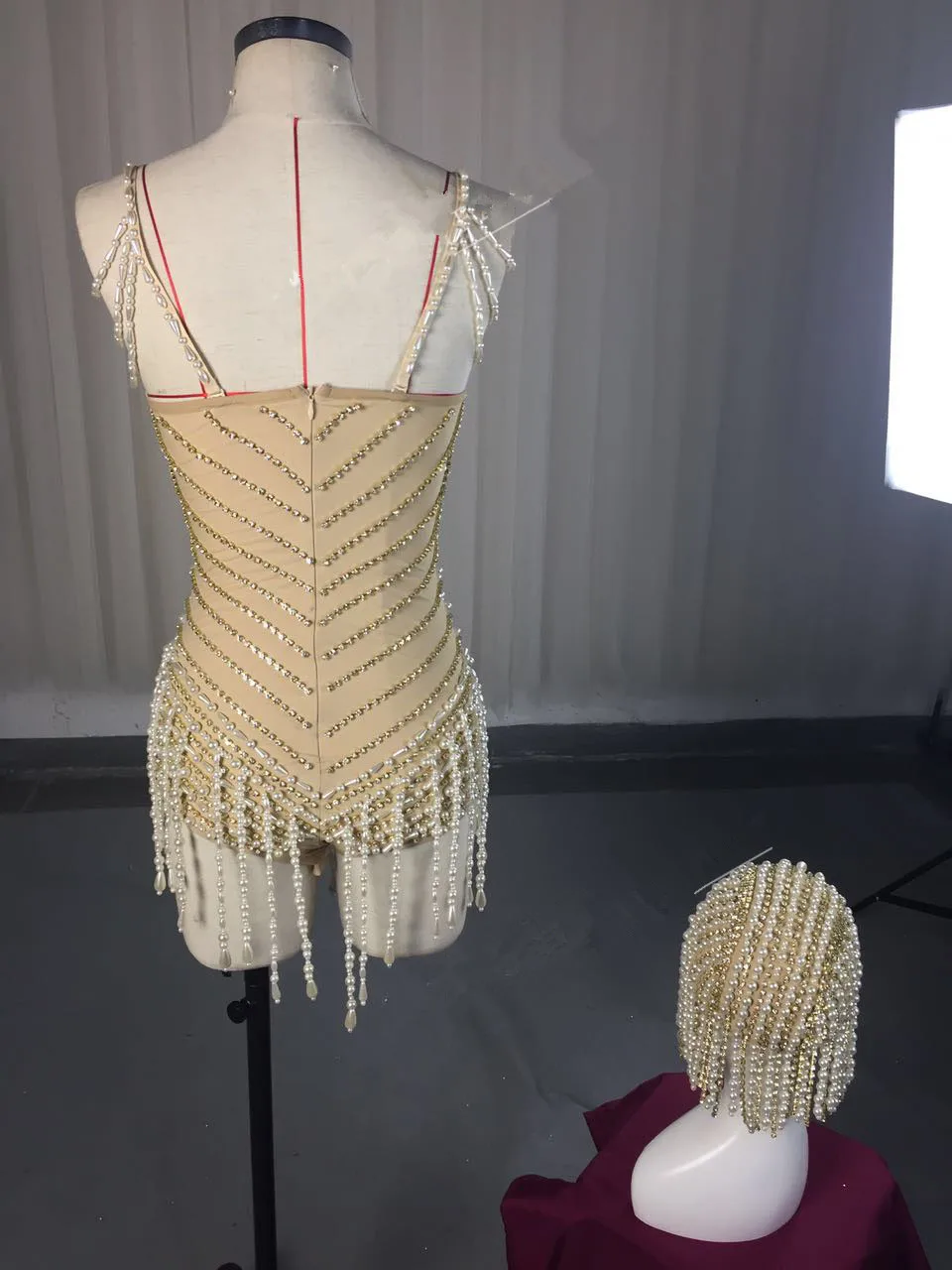 Женский наряд для выпускного вечера блестящее боди с жемчугом танцевальный