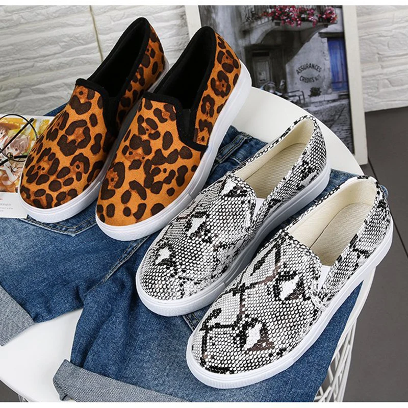 Туфли женские для прогулок со змеиным леопардовым принтом лоферы без застежки