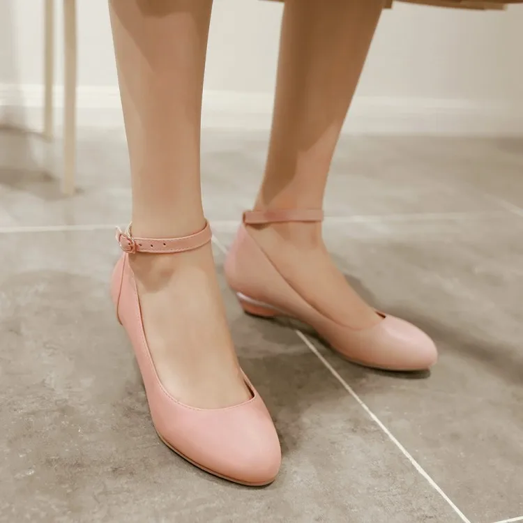 Женские туфли на низком каблуке маленькие застежке с закрытым носком размеры до