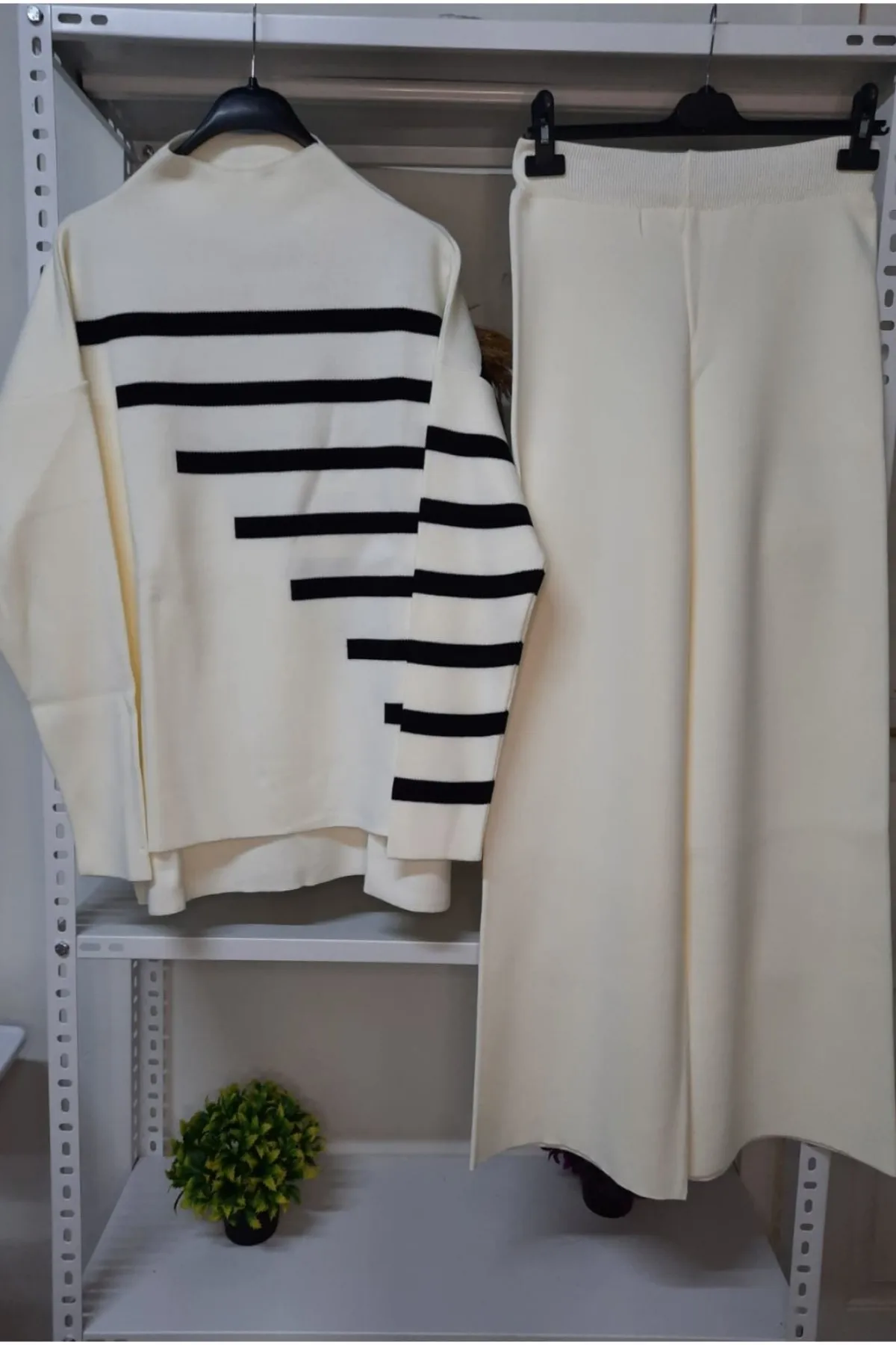 

Line Detailed Casual Knitwear Suit-White