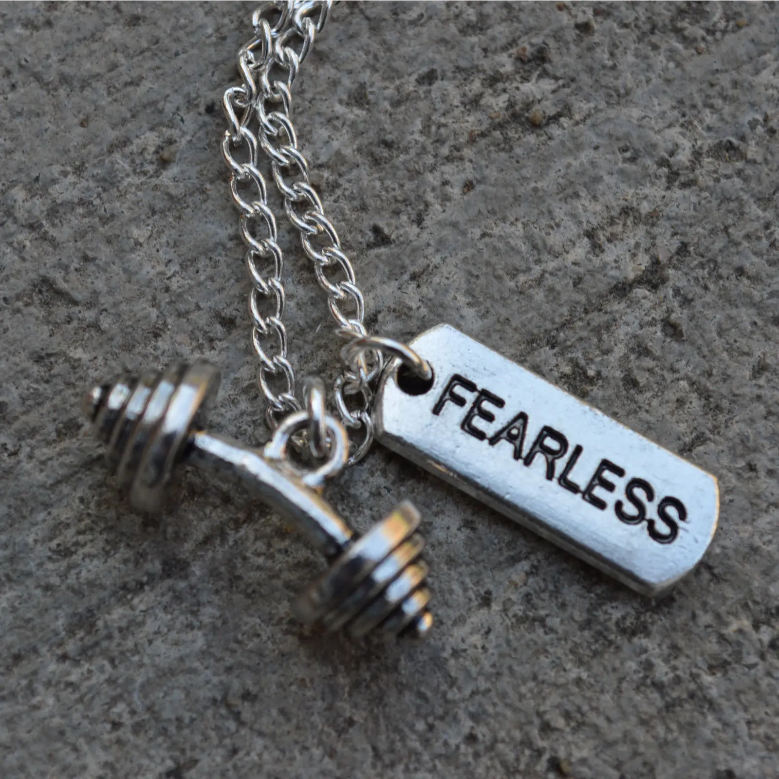 Горячее предложение гантели штанги бесстрашный буквенный ярлык Шарм ожерелье