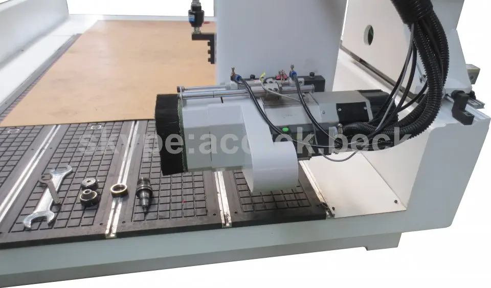 Деревянный фрезерный станок с ЧПУ AKM1325 4axis для дерева многофункциональный по