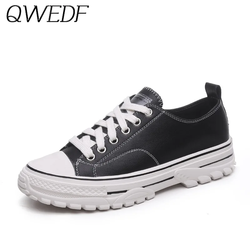 Женские повседневные кроссовки белые однотонные на толстой подошве шнуровке