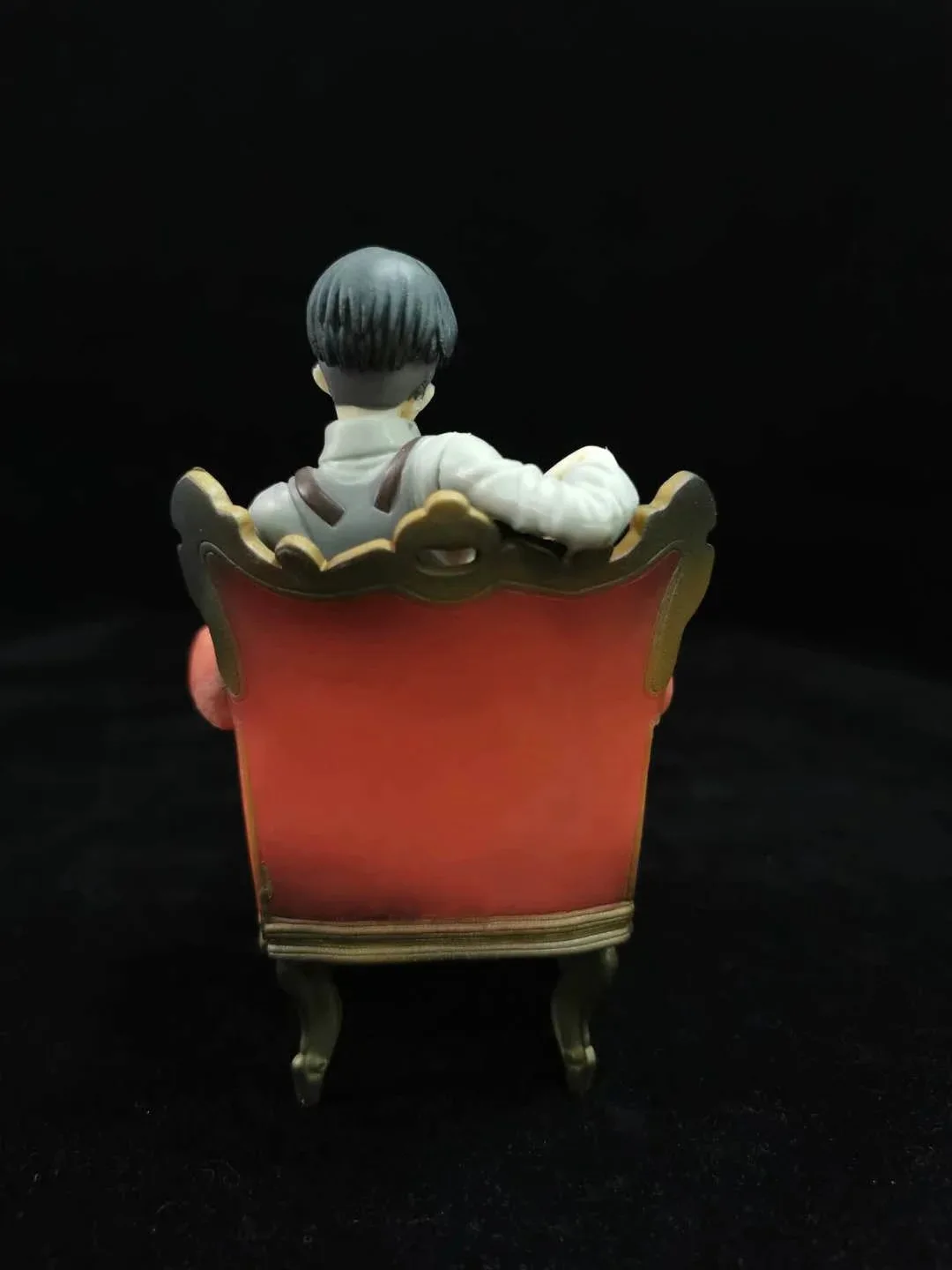 

Anime 1/8 Scale Painted Figure Attack On Titan Sofa Sitting Version Heichov Levi Ackerman Action PVC Figure Toy Brinquedos 12CM