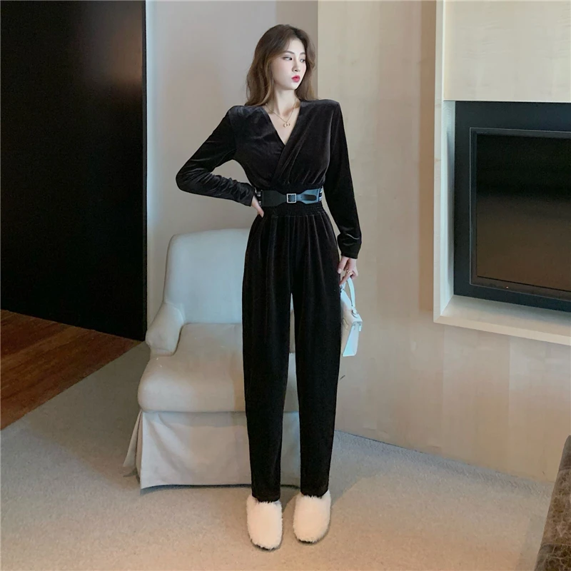Женский бархатный комбинезон с V-образным вырезом и высокой талией