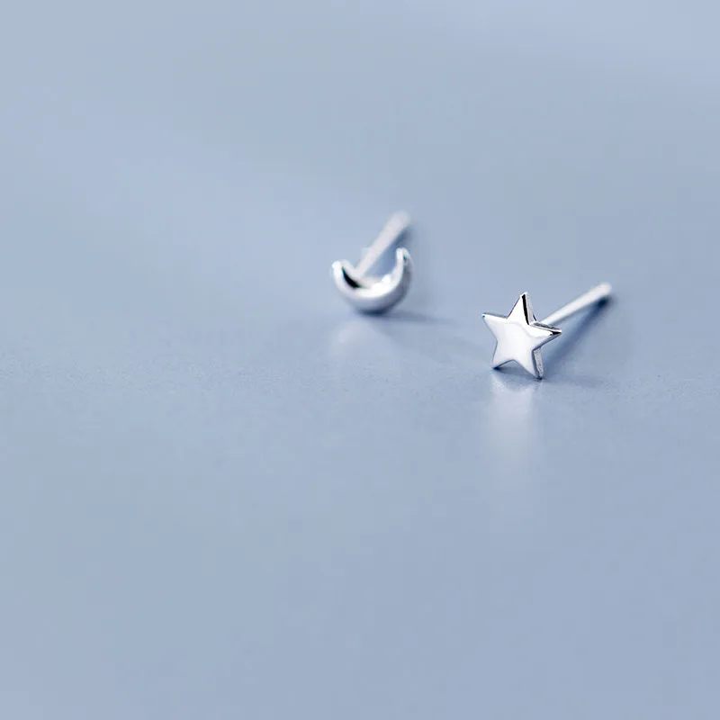 Серьги-гвоздики Асимметричные из серебра 925 пробы с Луной и звездами | Украшения