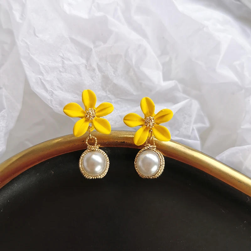 Серьги гвоздики с маленькими маргаритками и желтыми цветами темпераментные