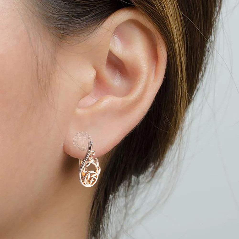 две серьги в ухе. три серьги в ухе. две сережки в ухе у девушки. две сережки. серьги в ушах.