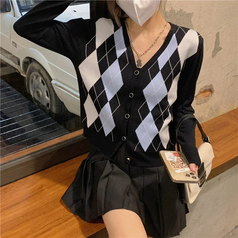 

Осенний вязаный кардиган с ромбовидным узором