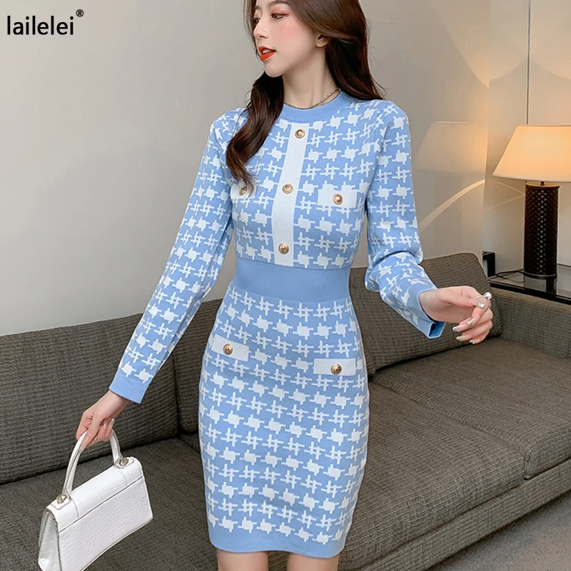 Трикотажное мини-платье с рисунком гусиные лапки на пуговицах соблазнительное