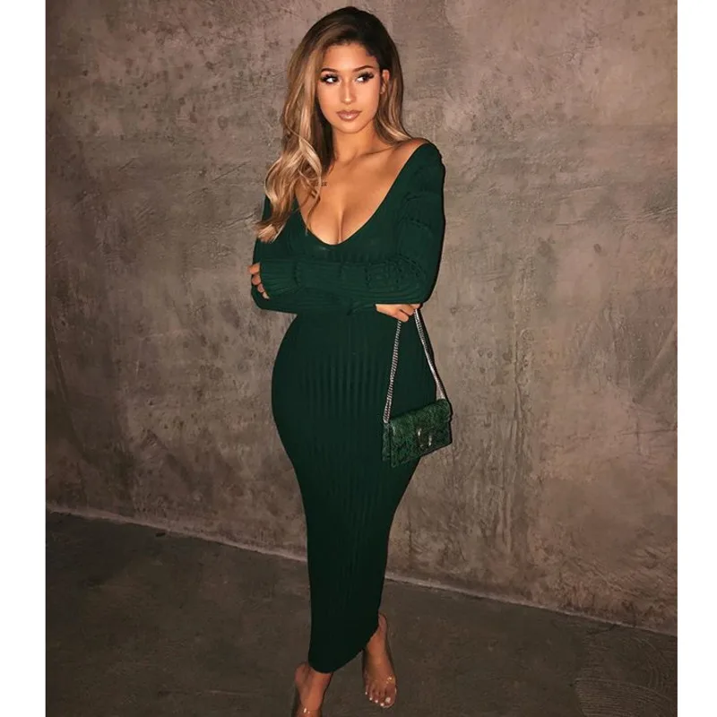 Женское трикотажное облегающее платье-свитер с открытыми плечами | Женская