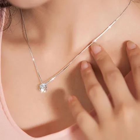 Простое хрустальное ожерелье с кулоном на цепочке до ключиц серебряного цвета