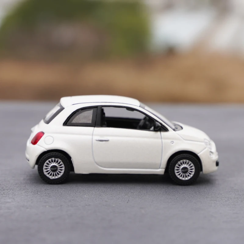 Бесплатная доставка Новинка 1:43 Fiat 500 модель автомобиля из сплава Литые и