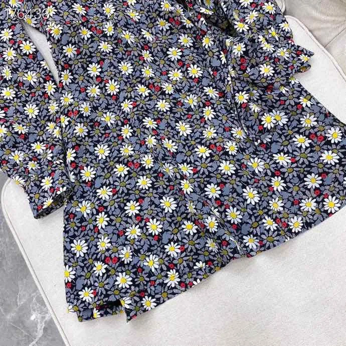 

Spring and autumn 2021 retro fresh little daisy printed V-neck bow decoration waist pale gray dress