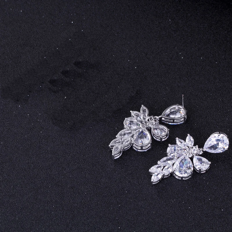 Свадебный комплект из колье и серёг с блестящими цветами кубическим