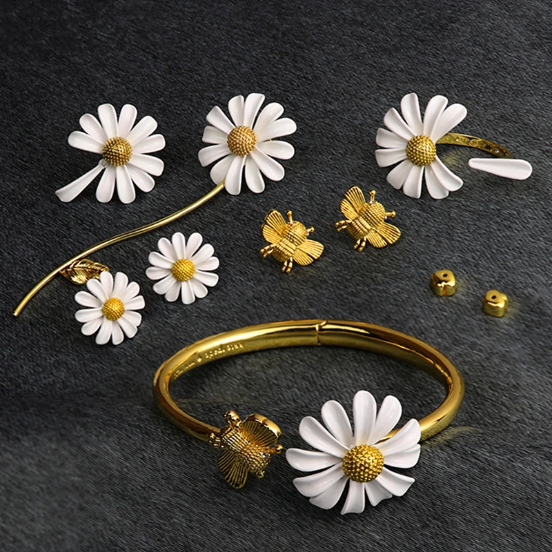 HUANZHI  2020 New Design Gold Color Daisy Flower Bee Animal Asymmetry Adjustable Buckle Bracelet for Women Girl Set Jewelry Part
