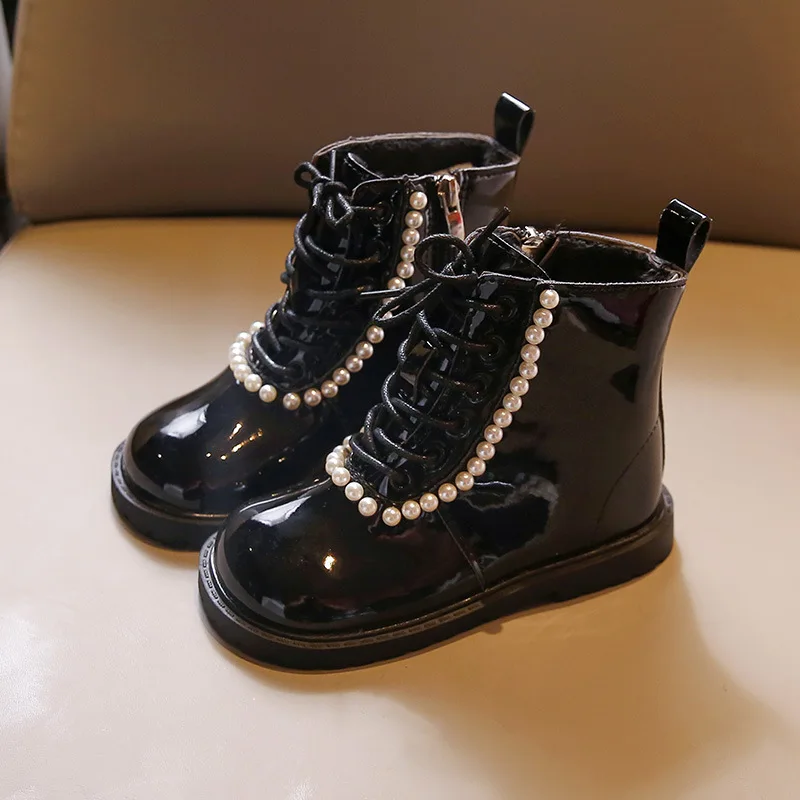 

Короткие ботинки из лакированной кожи для девочек, с жемчугом и бисером, для детей, легкие модные ботинки, плюшевая теплая детская Классичес...