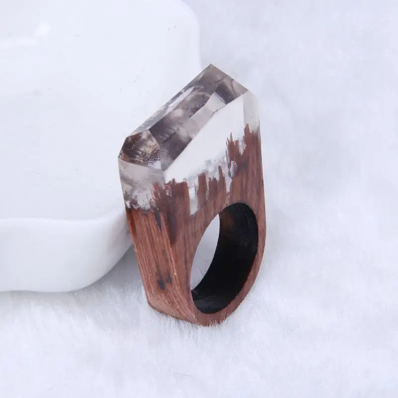 Кольцо ручной работы из деревянной смолы с тайным лесным пейзажем внутри