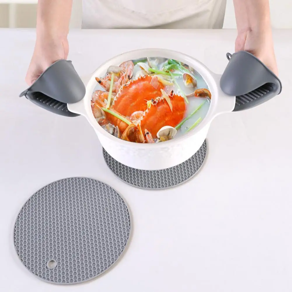 

1 Set Attractive Silicone Insulated Clip Cooking Mat Gloves Brush Set Grey Microwave Gloves Heat Resistant for Home