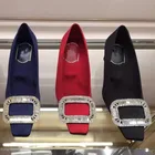 Новинка 2020 года; свадебные туфли Красного цвета на высоком квадратном каблуке со стразами и пряжкой в европейском стиле; женская обувь на толстом каблуке; атласные туфли-лодочки