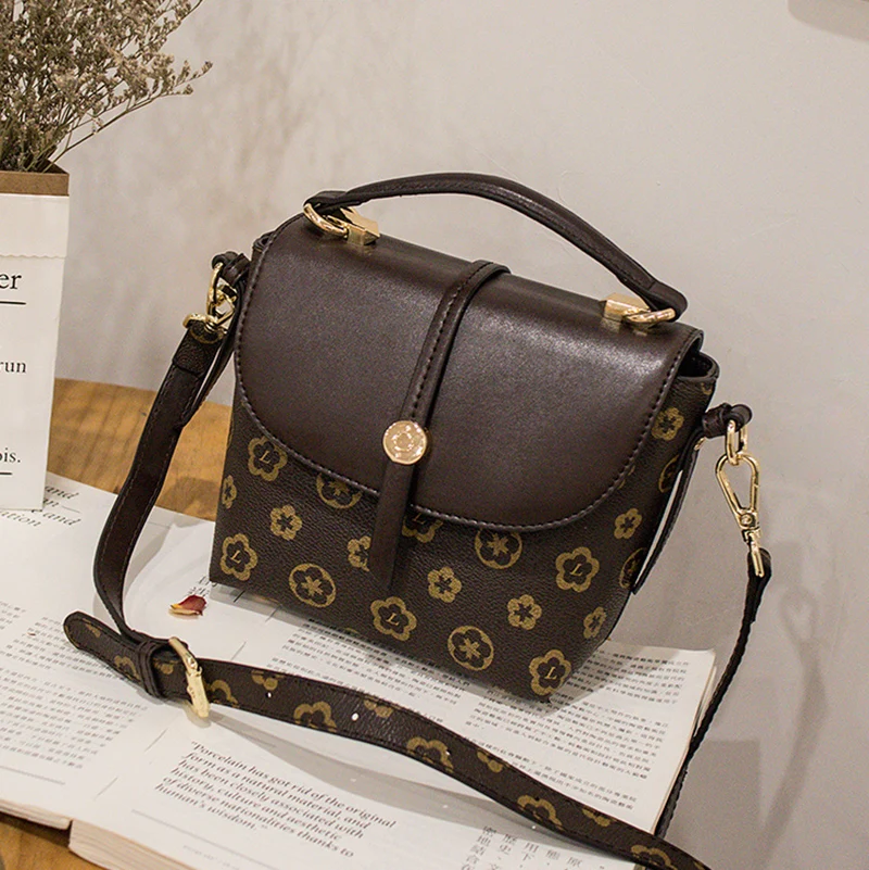 Женская сумка мешок с кисточками винтажная мессенджер в стиле ретро простая