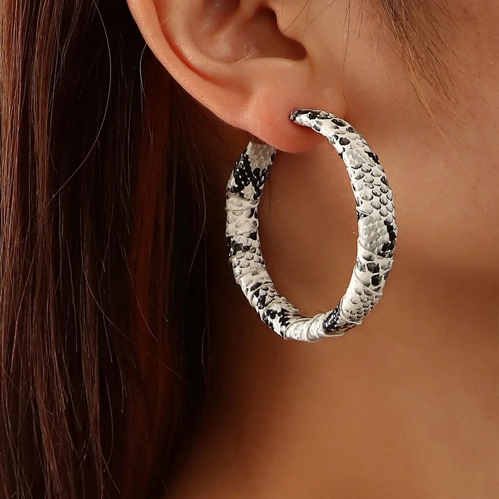 

Personalized And Creative Black And White Leather Snake Print Pendant Earrings Women's Ear Ornaments Eardrops Jewelry Accessory