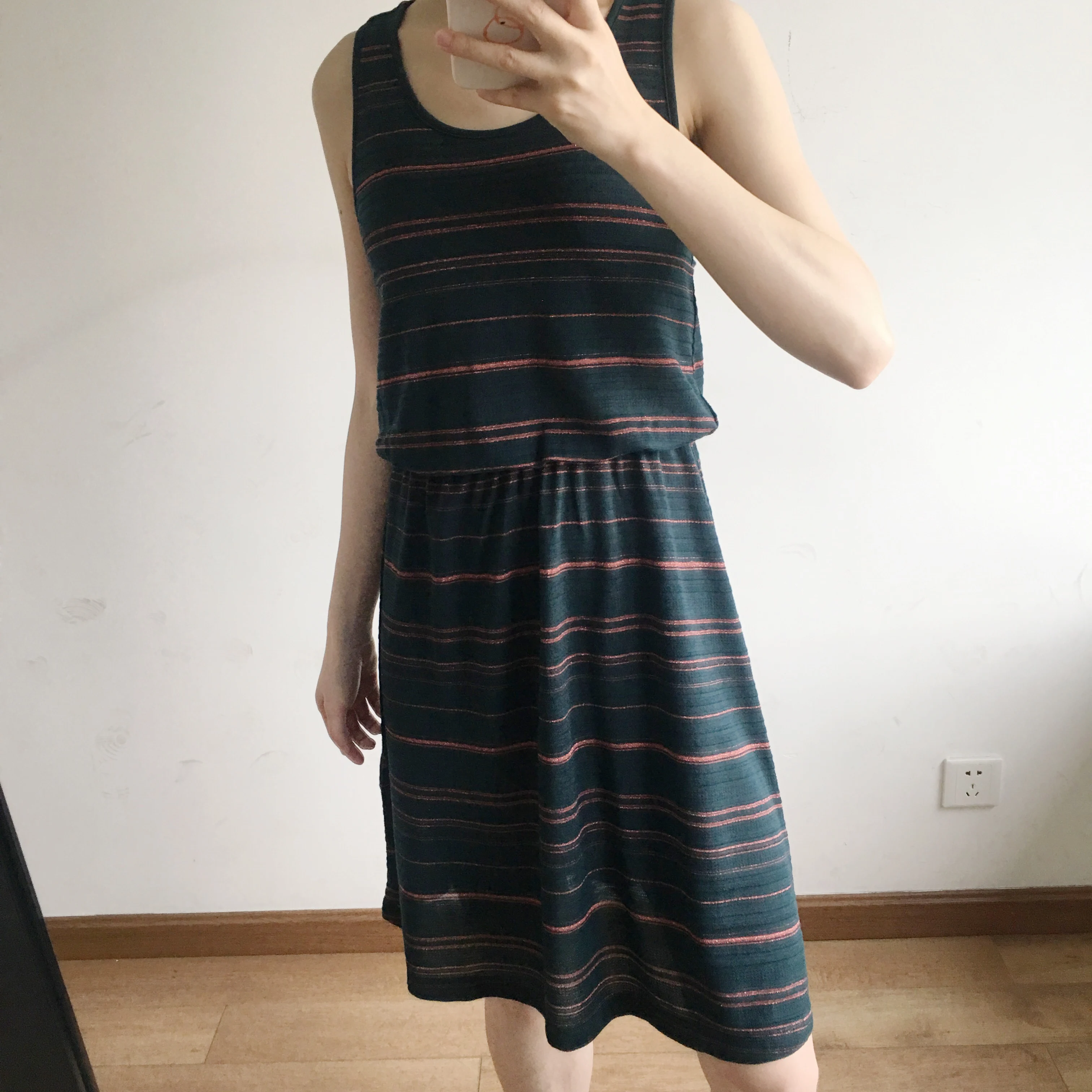 

Женское платье весна-лето 2019 черно-зеленое платье с перекрестными лямками