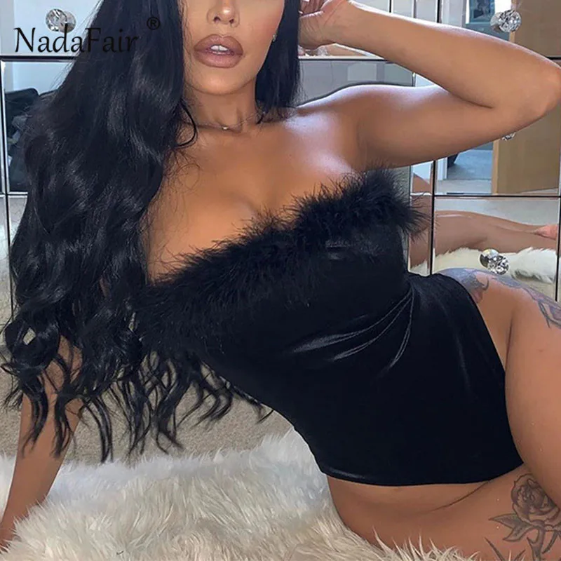 Женское бархатное боди Nadafair черное облегающее с мехом и перьями в стиле пэчворк