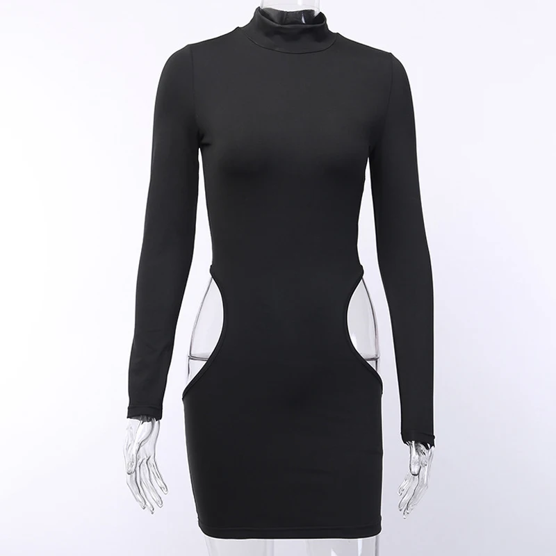 Ажурное платье с длинными рукавами и высоким вырезом открытыми боками короткое