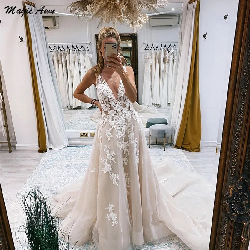 

Magic Awn Bohemian Light Champagne Wedding Dresses 2021 Lace Appliques V-Neck Illusion Beach Bridal Gowns Open Back Vestidos