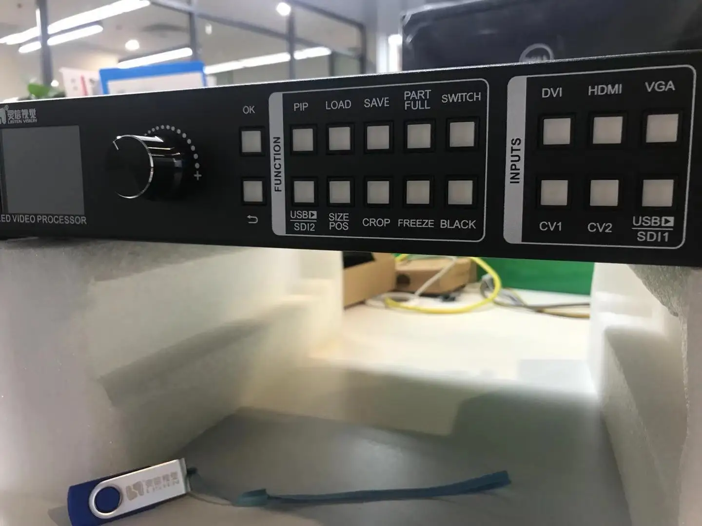 Слушайте видеопроцессор VP1000U с Wi-Fi и USB play, беспроводная проекционная поддержка PIP 2,65 миллионов и функция замораживания 4K вход