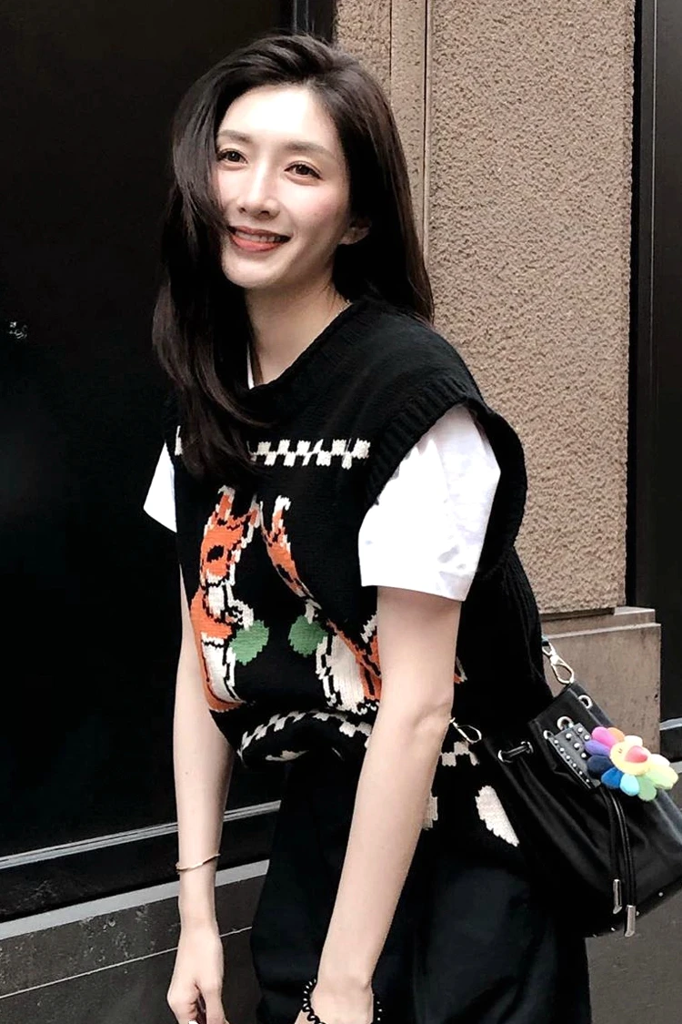 

Jiang dredging shadow with the knitted vest female wool autumn and winter loose squirrel kale cartoon sweater vest wearing