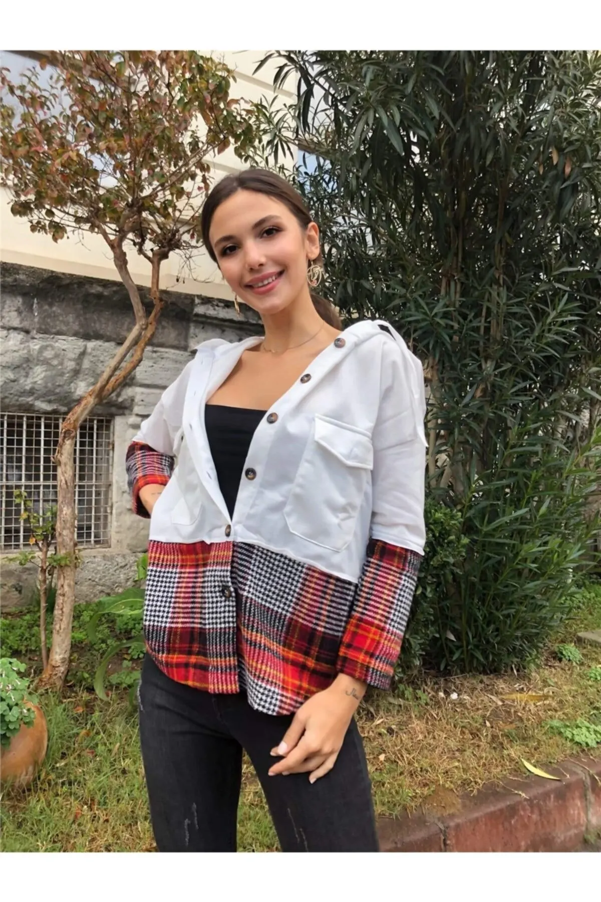 

Женская белая рубашка в клетку с принтом сзади