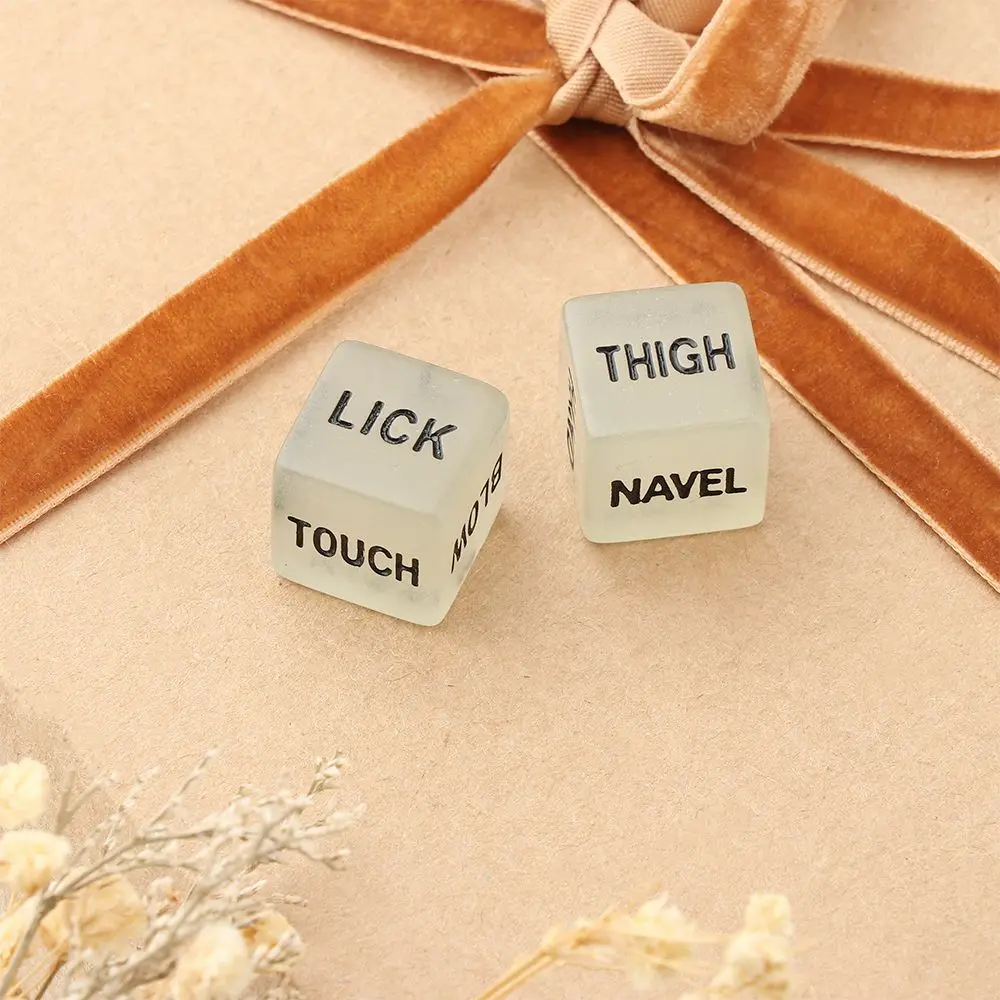 

2Pcs Funny Game Creative Valentines Day English Carved Toy Dice Couple