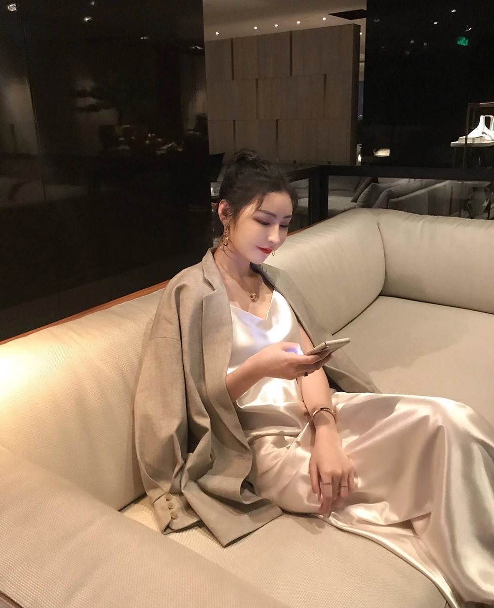 Летние женские сексуальные атласные вечерние платья с бретельками и открытой