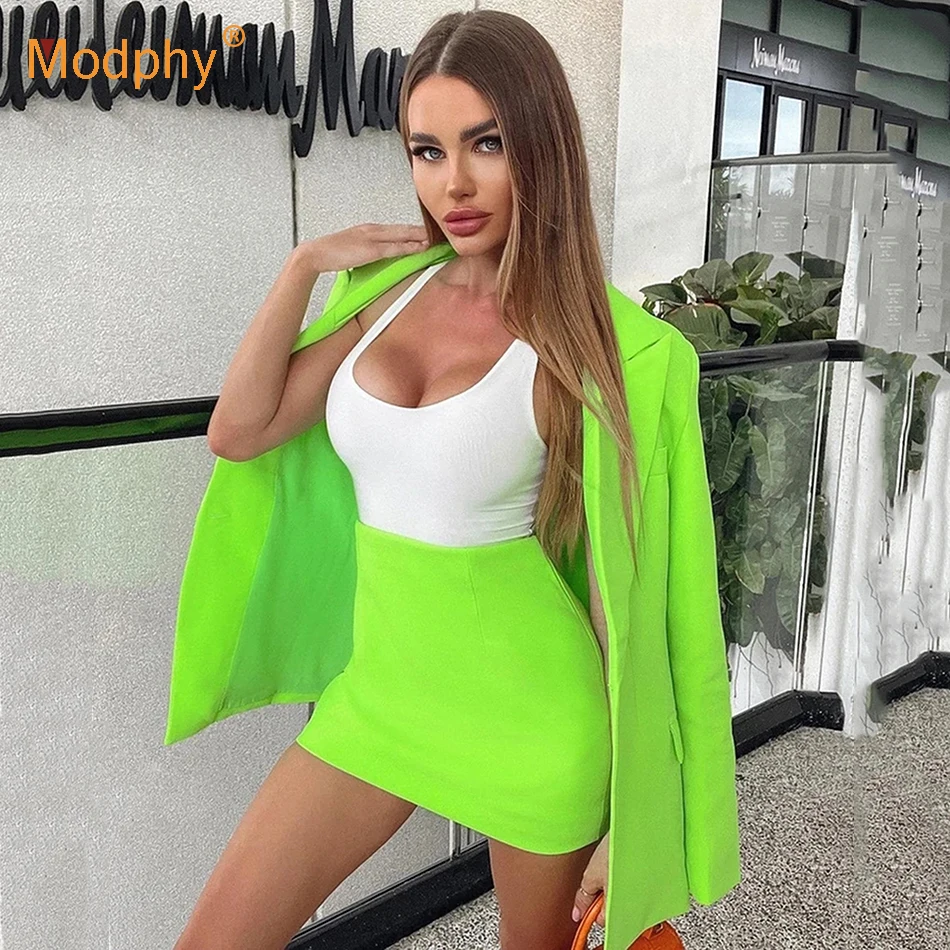 

Женский офисный костюм из двух предметов: пиджак с длинным рукавом и мини-юбка