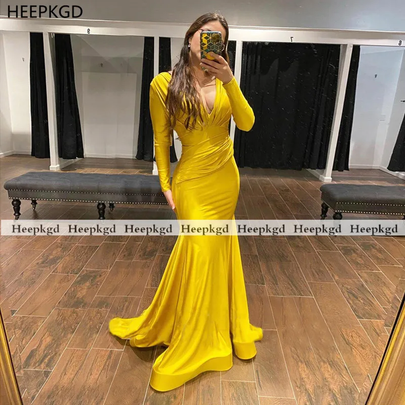 

Блестящее атласное вечернее платье с длинным рукавом, V-образным вырезом и открытой спиной