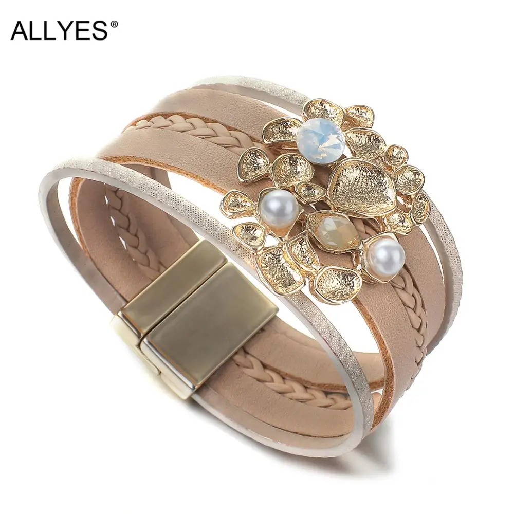 

Браслет женский кожаный многослойный с металлическими подвесками и жемчугом