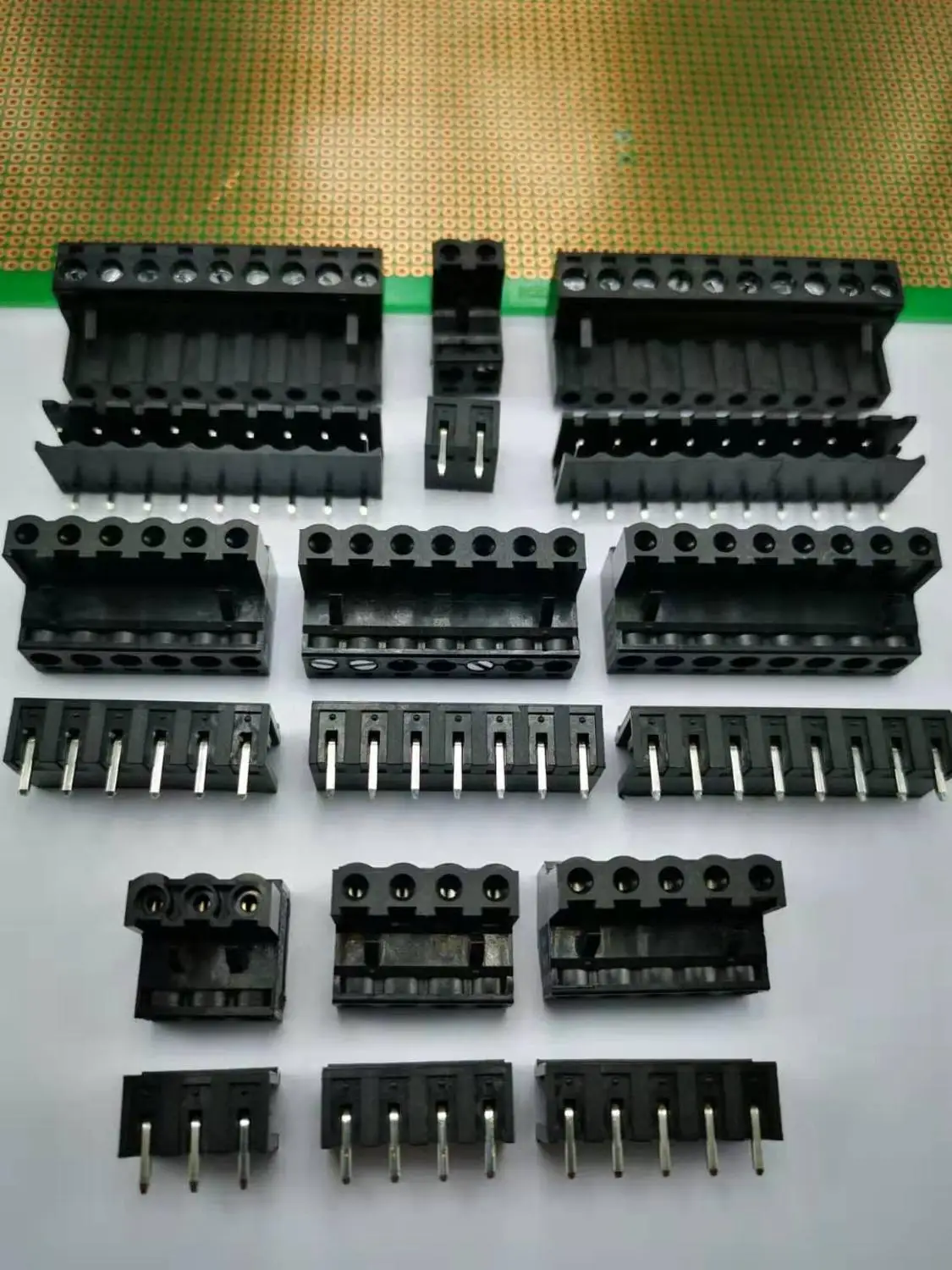 ИЗОГНУТЫЙ ШТИФТ с черным разъемом типа Клемма расстояние 5 08 мм штырьковый и